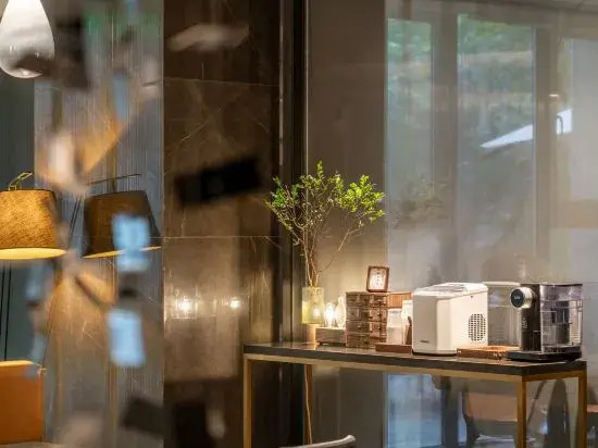 Holz Curio Hotel
