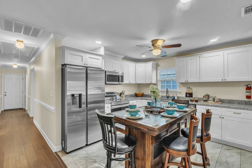 Great Downtown 4BR 8 Beds + Foosball Fun