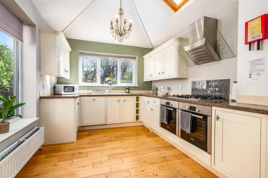 Large Contractor House in Great Location with FREE Parking - Staycation welcome by ComfyWorkers