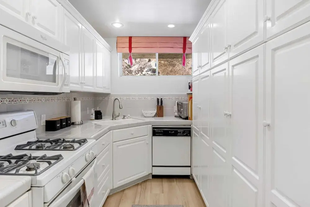 Oceanfront Gem w/ Balcony, Pool, Hot Tub & Carbon Beach Access Bluewater Haven by Avantstay