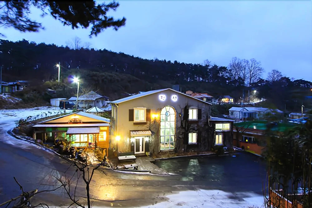 Goseong Hwapoli Pension