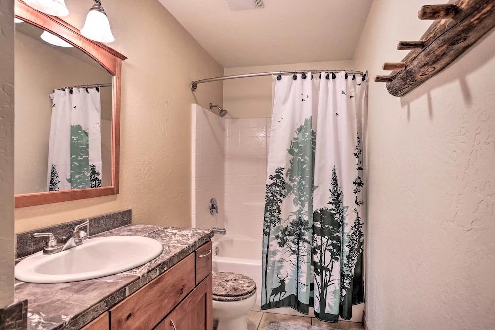 5 Mi to Big Bear Lake: Cozy Cottage w/ Hot Tub