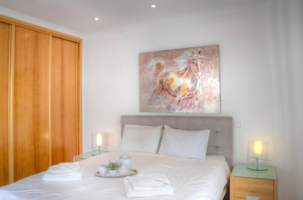 Villa Montanha, 4 Bedroom Villa, with swimming pool, loungers and alfresco dining, 10 min walk to the beautiful Praia da Luz Beach, Shops, Bars and Restaurants