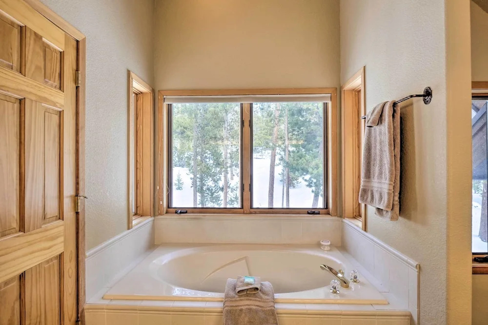 Grand Fraser Escape w/ Private Deck & Hot Tub