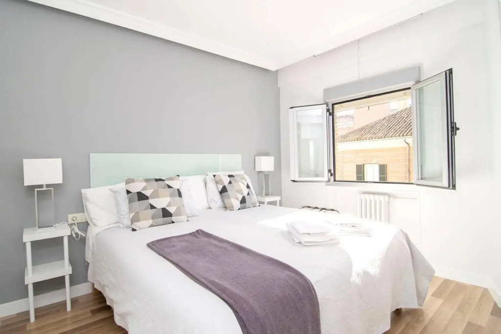 Sunny Apartment at the foot of Royal Palace by Batuecas