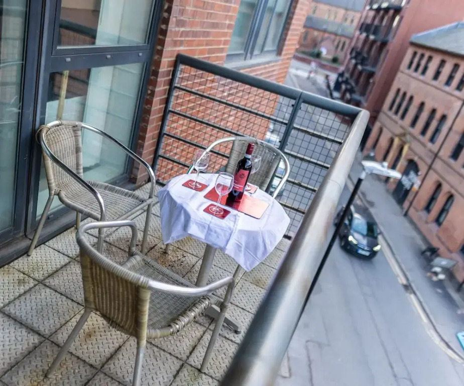 Apartment Sleeps 6 With Balcony and Parking