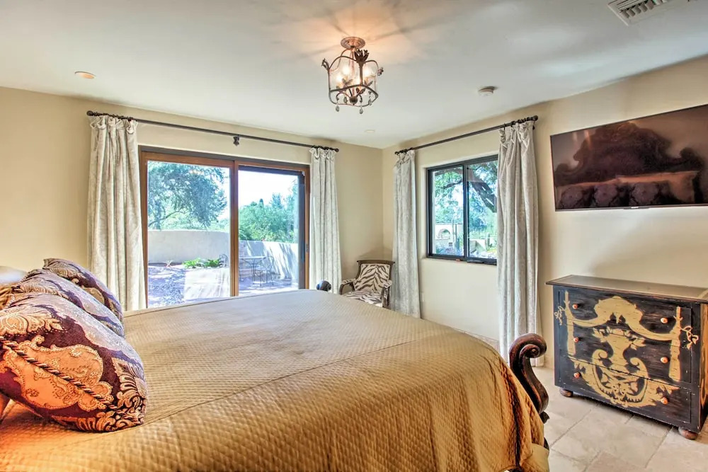 Luxe Tucson Vineyard Home w/ Views & Fire Pit