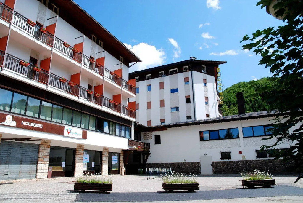 Hotel Bucaneve