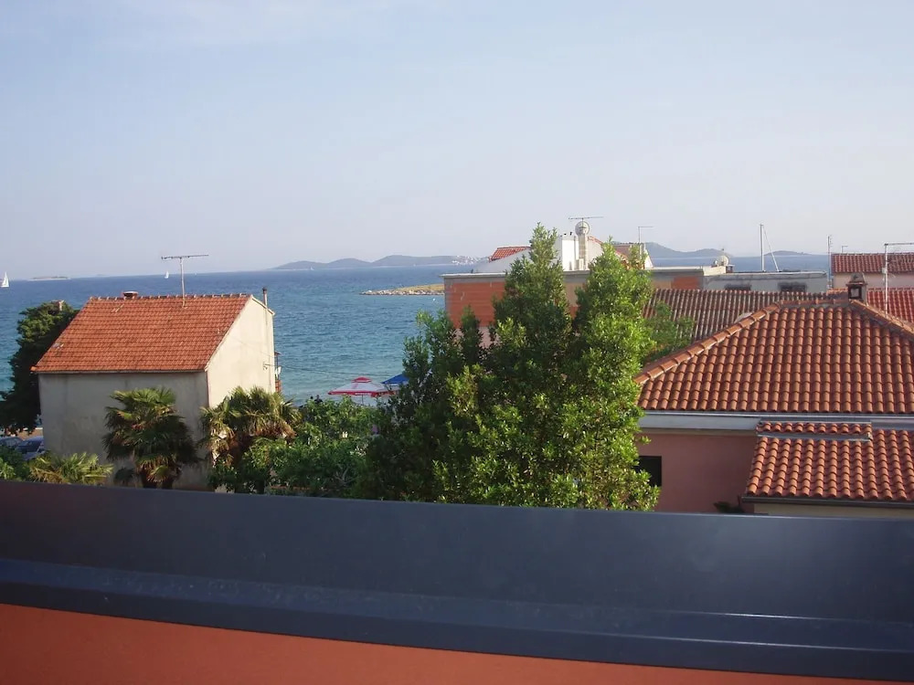 No5 Sea View Attic Studio