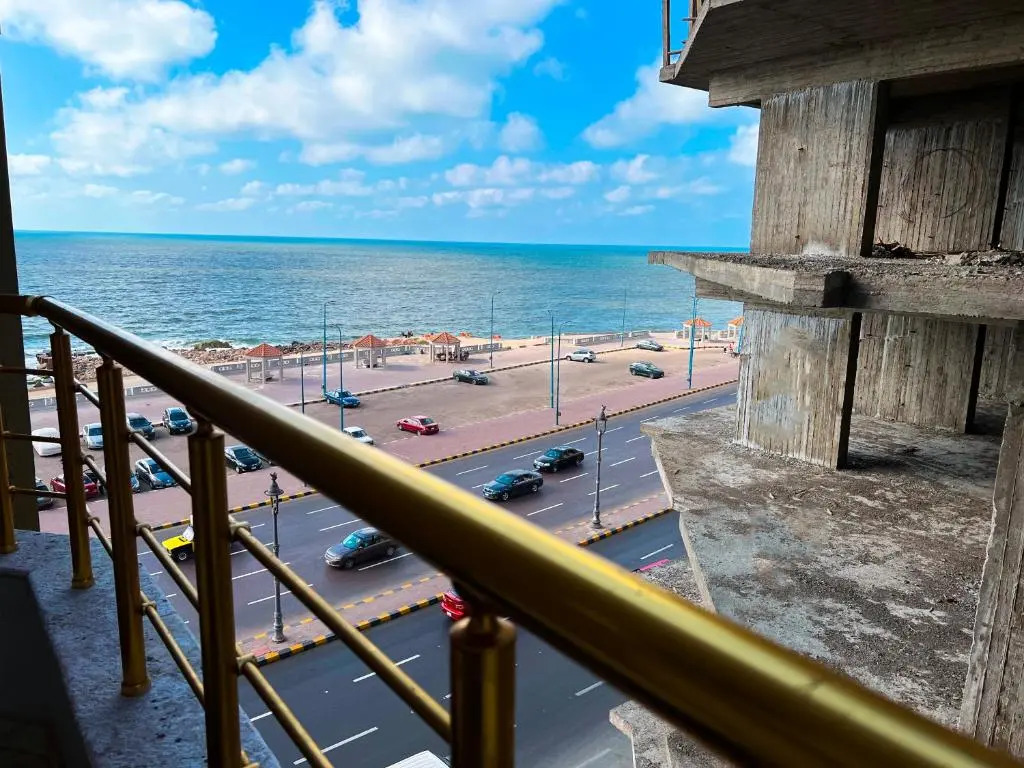 Stunning 3 BED APT Beach front Panoramic View ALEX