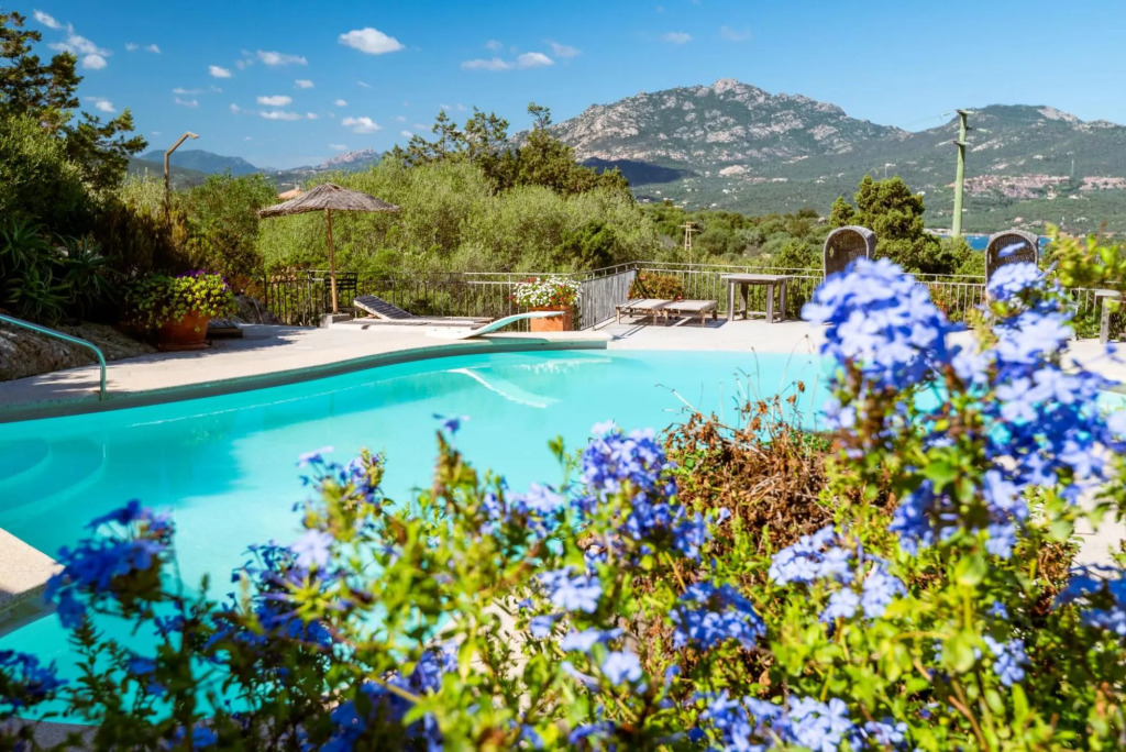 Exclusive villa with swimming pool and private park. The main part hosts 5 comfortable bedrooms (4 d-VILLA NINA