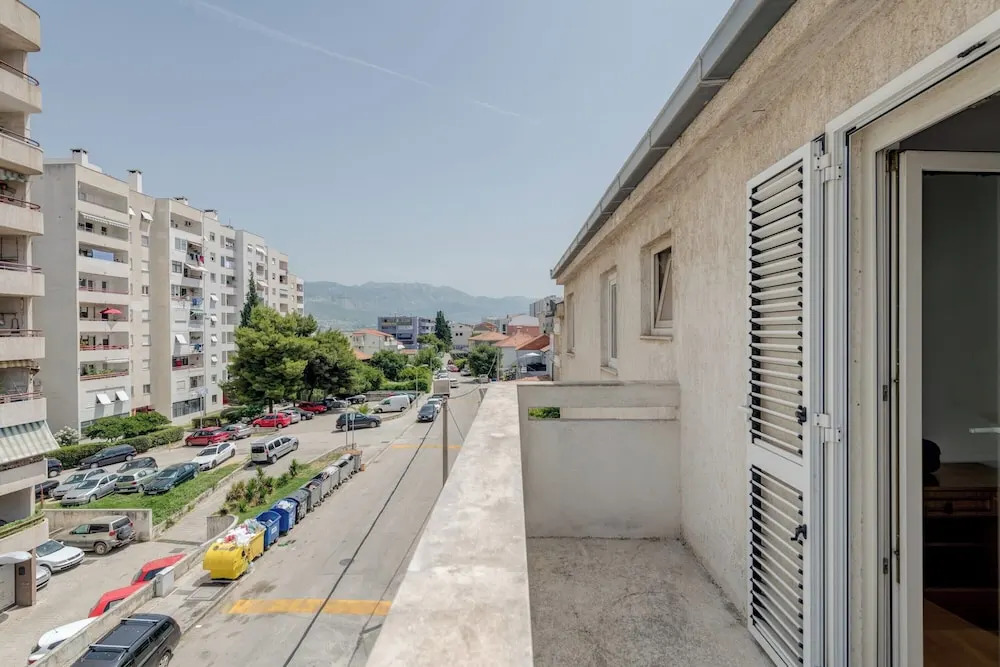 Spacious Apartment w Three Balconies and Parking