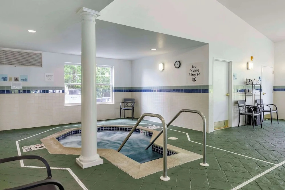 Holiday Inn Express Hotel & Suites Amherst-Hadley, MA