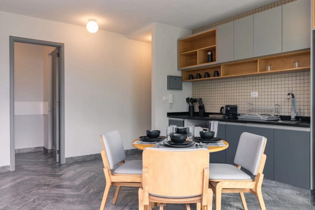 Casai 1BR Top Floor in an Art Deco Building!