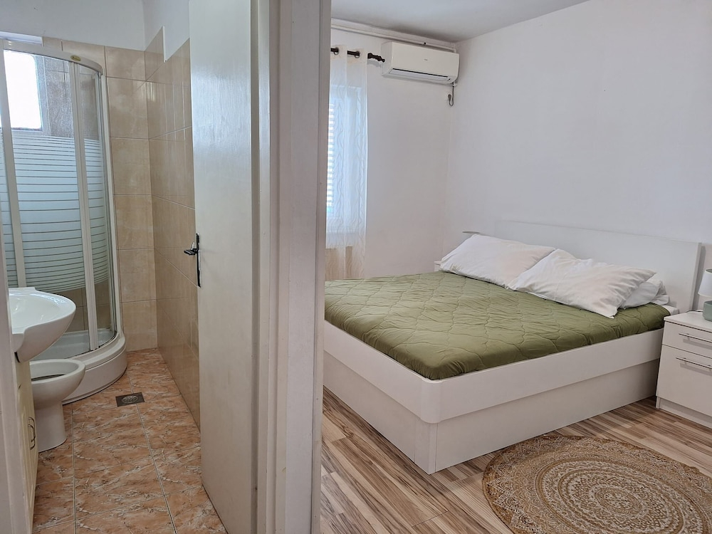 Apartments and Rooms Bepina