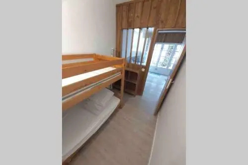 appt 2 chambres calme,clim, plage et gare proche pkg