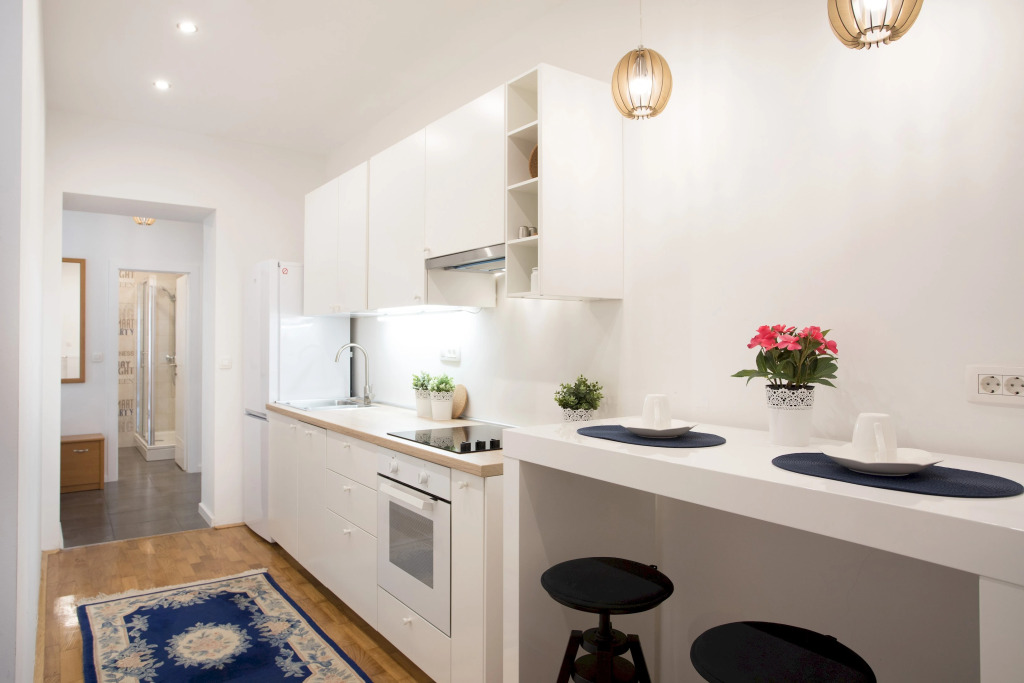 Bright and Spacious Apartment in the City Center!