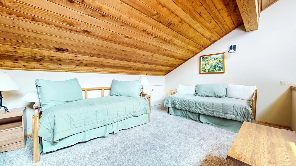 Snowflower 26 Remodeled Spacious Condo With Great Complex Amenities by RedAwning