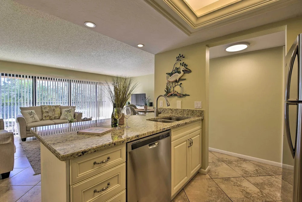 Siesta Key Condo: Resort Amenities, Walk to Beach!