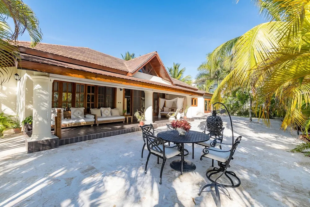 Beautiful Villa with Pool Gym and Maid