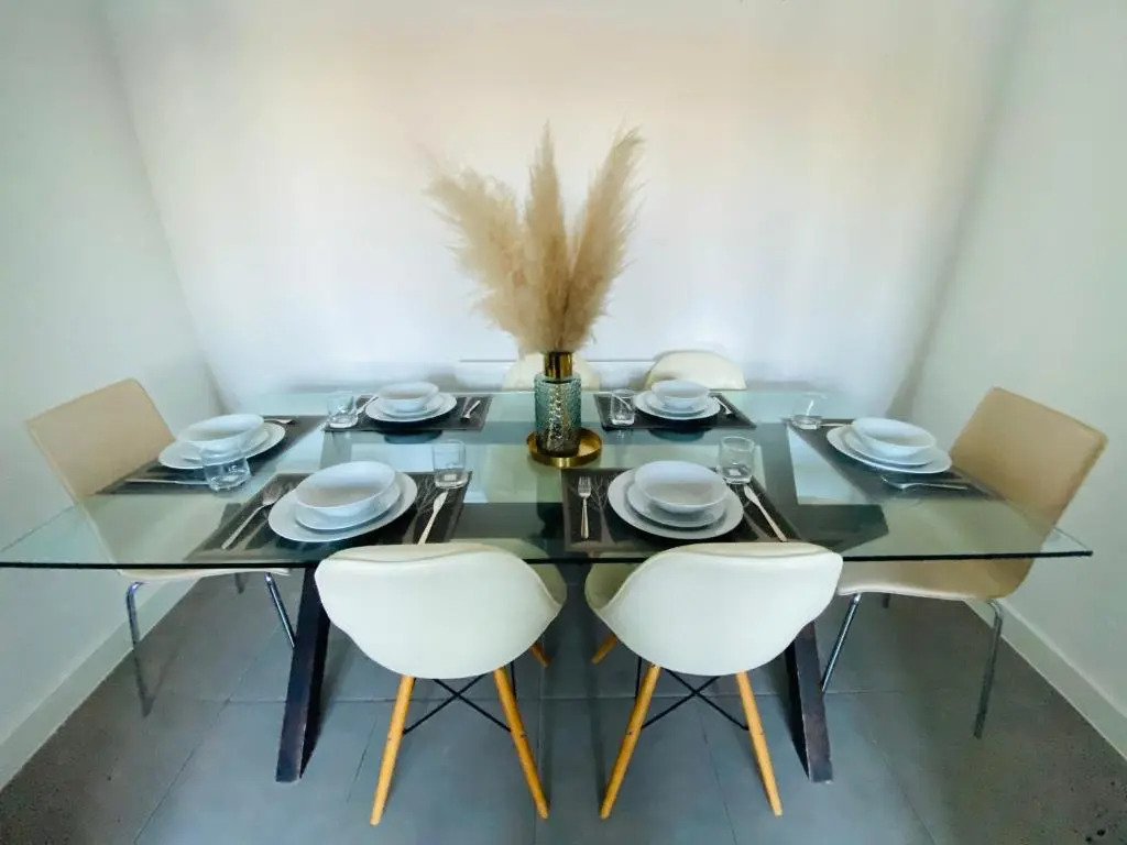 Modern 4-bed house with picturesque lakeside view