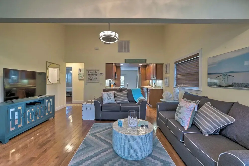 Bright Sarasota Bungalow - 5 Mi to Siesta Beach!