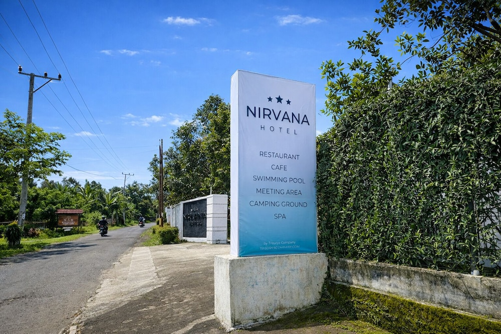 Nirvana Hotel Resort Tetebatu