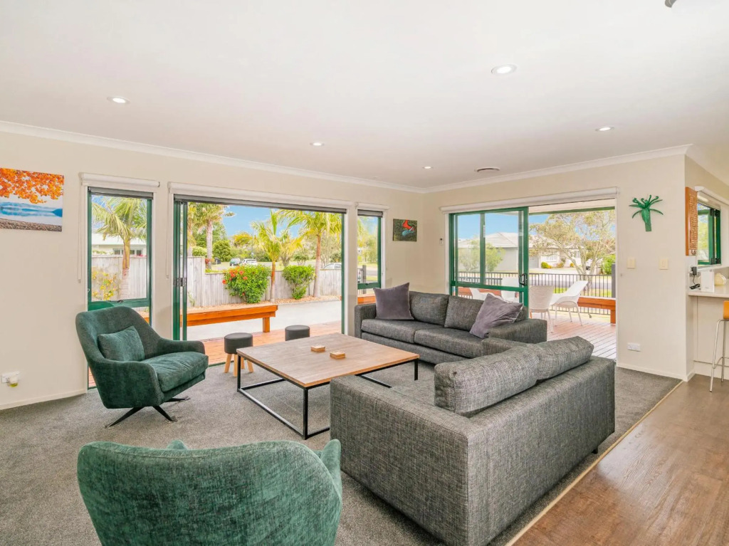 The Sunny Bach - Cooks Beach Holiday Home