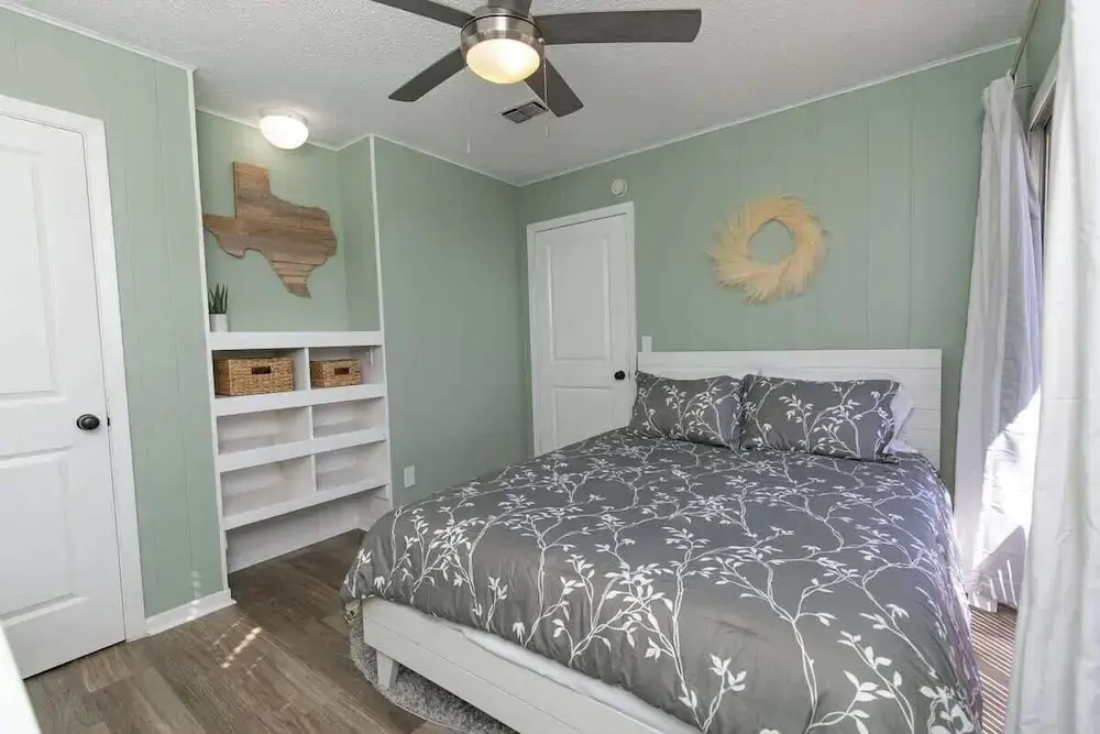 Texas Charm Cottage - 1 Block From the Lake & Hill Country Views