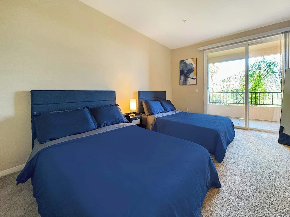 Charming 2BR Retreat Pool Gym 10min to Disneyland