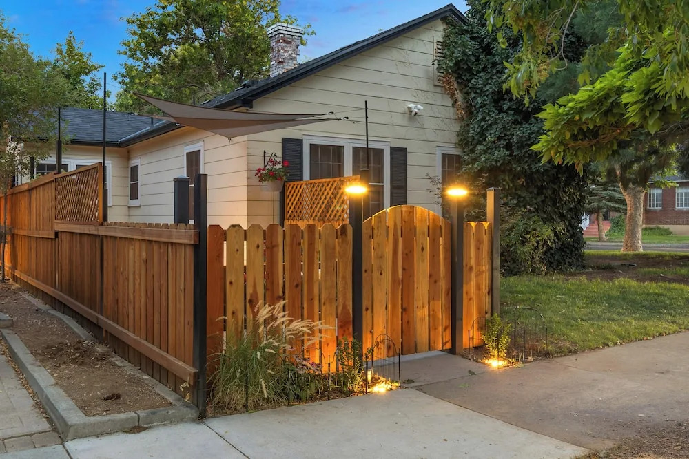 Ski & Hike: Cozy Dtwn Reno Studio w/ Fireplace