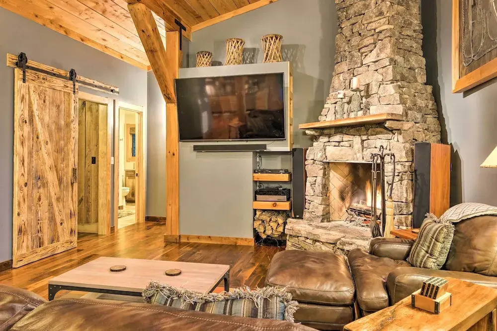 Couples Treehouse Retreat w/ Hot Tub & Views