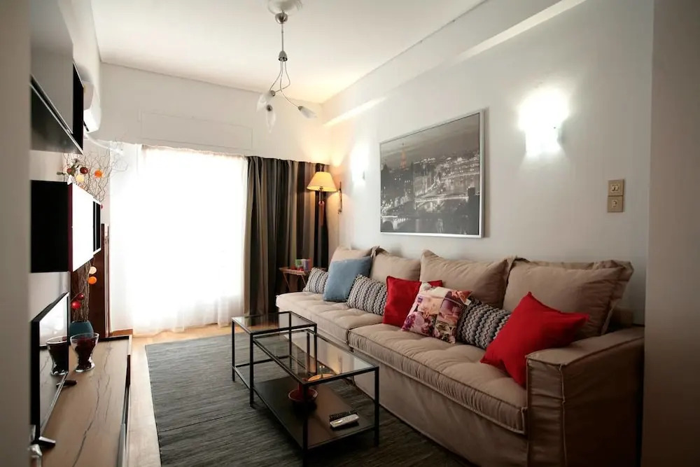 Comfy & Tasteful Central Apt • 1' to Metro Station