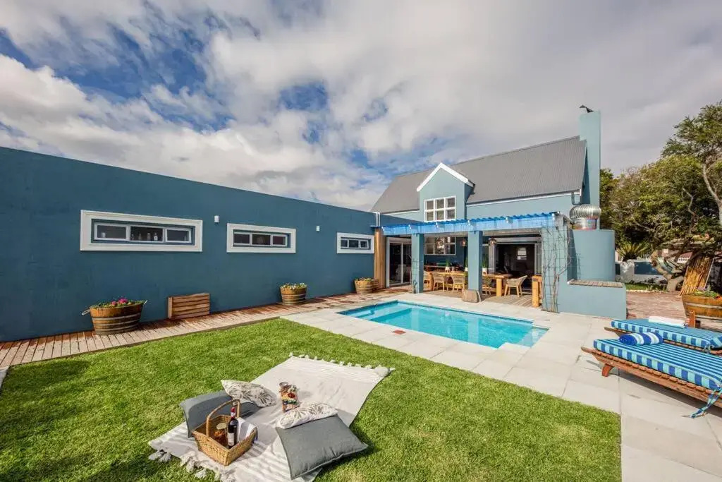 Chateau Libertas - Brand NEW family home with pool