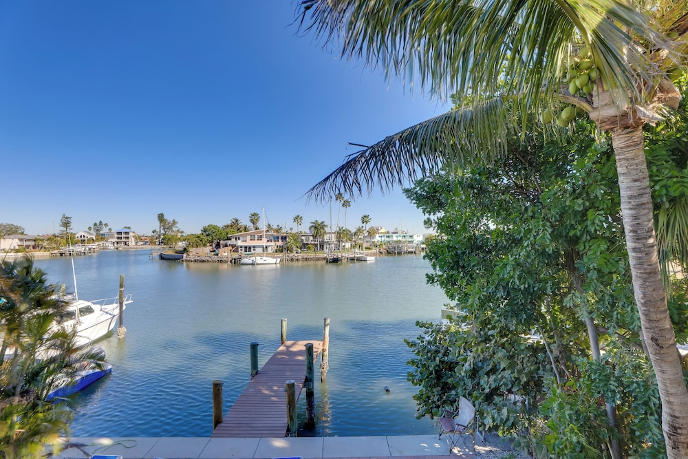 1 Block to Beach! Boutique Condo at Johns Pass