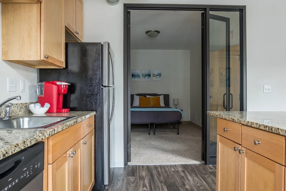 1 BR Apt near Downtown with Laundry by Frontdesk