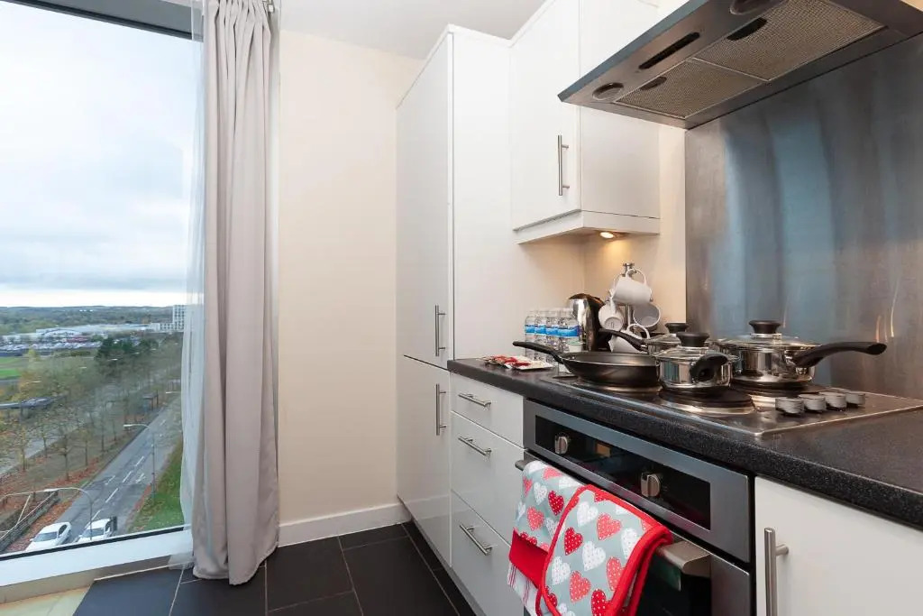 2 Bedroom 2 Bathroom Apartment in Central Milton Keynes with Free Parking and Smart TV - Contractors, Relocation, Business Travellers