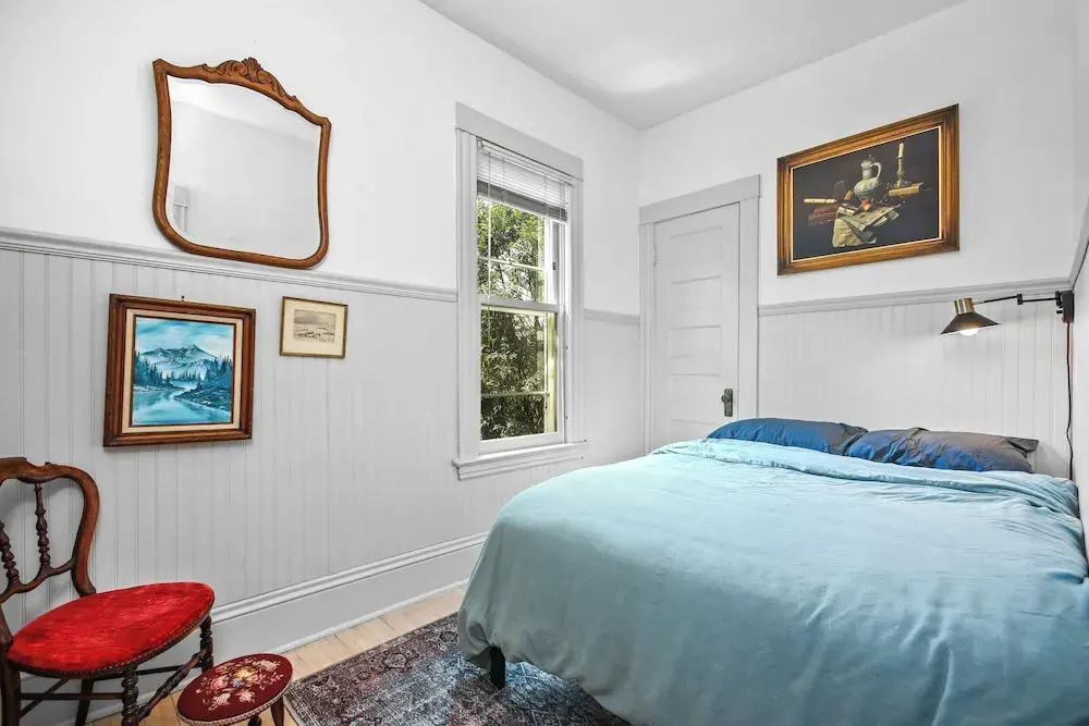Uptown Minneapolis Home: Walk To Lakes!