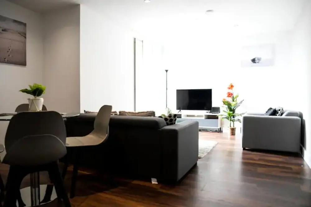 Modern 2 Bedroom Flat City Centre with Parking/Balcony