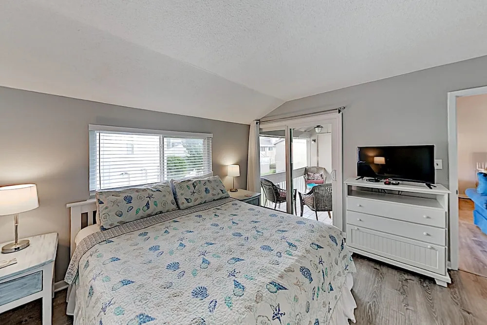 Newly Remodeled W/ Pool - Steps To Beach! 2 Bedroom Condo