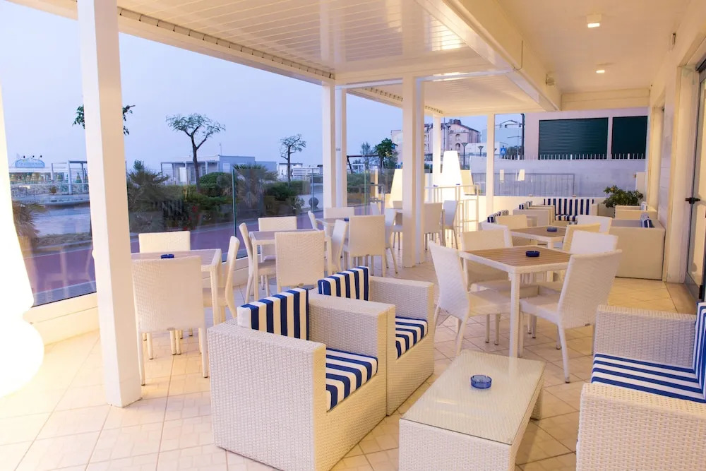 Alexandra B&B & Brunch -Beach Front Parking Included