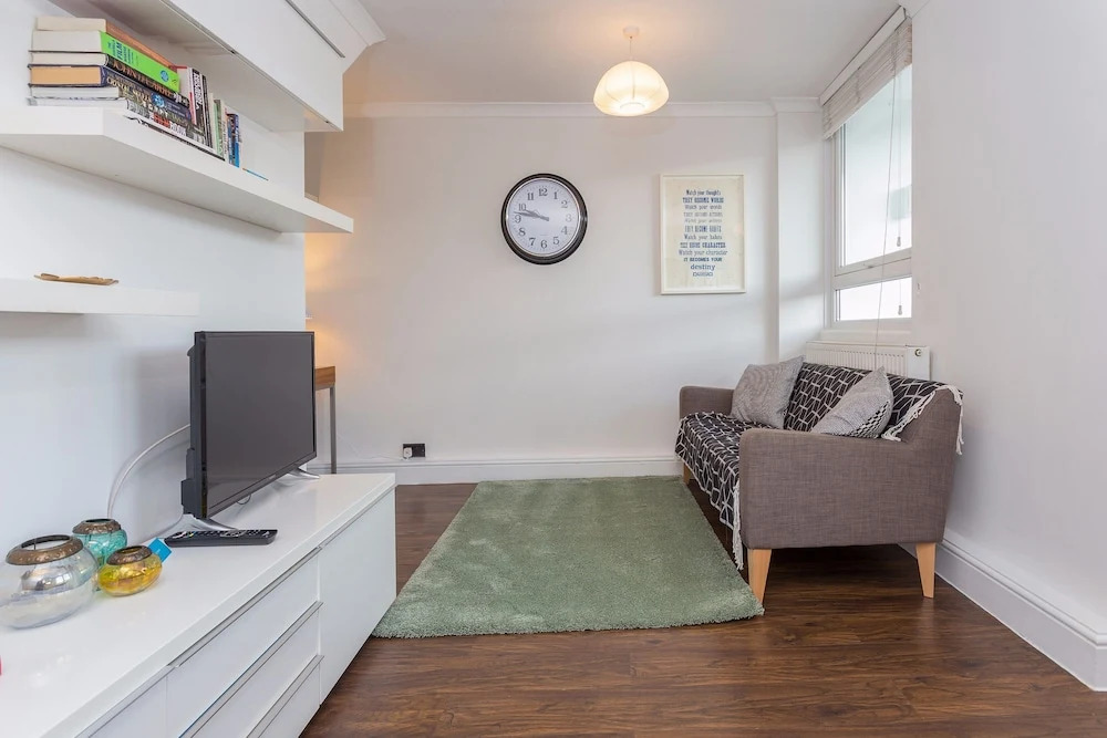 Light and Spacious 3 Bed Next to Victoria Park