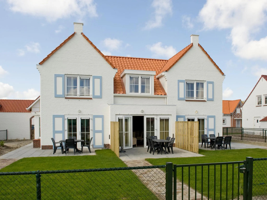 Spacious detached villa with washing machine, beach at 400m.