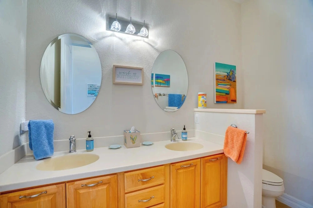 Pool Access & Lake-view Lanai! Port Charlotte Gem