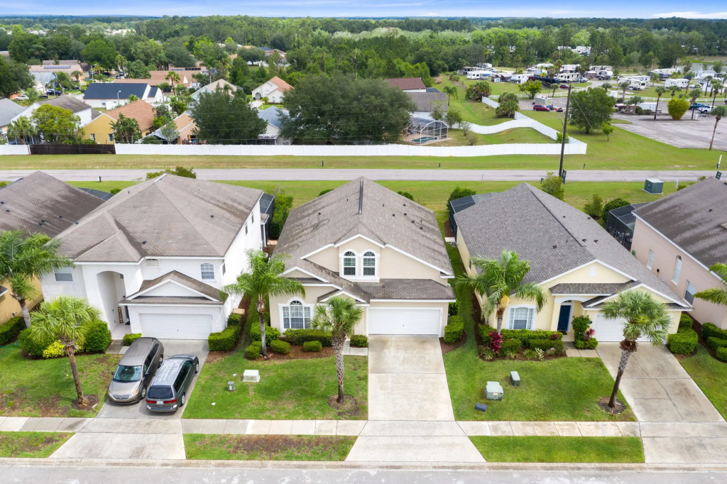 Tropical and Peaceful This 5 bed With Pool Spa