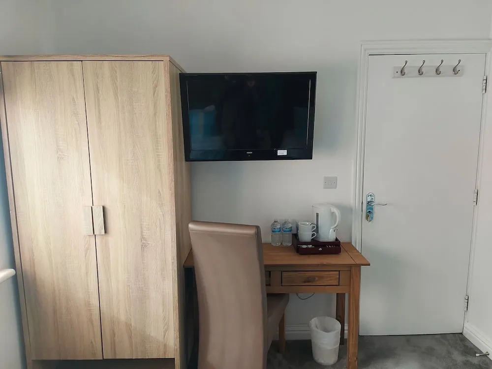 Apple House Wembley Twin Room shared bathroom