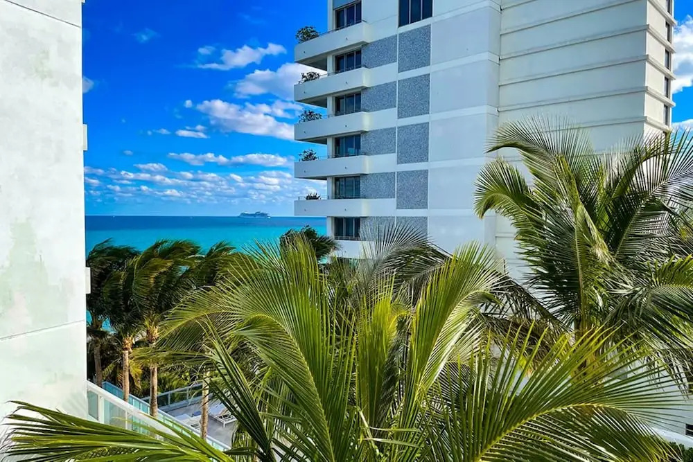 FontaineBleau Balcony 10 min from SoBe
