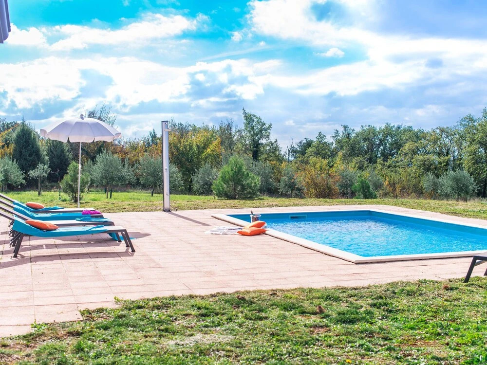 Detached villa with private pool and large garden, in a quiet area