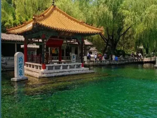 Lihao Holiday Hotel (Jinan Tangye Subway Station Century Avenue)