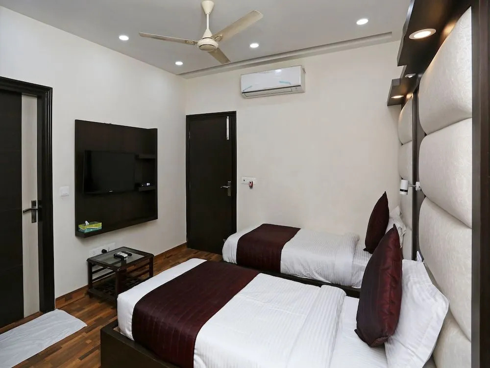 OYO 14389 Diplomat Suites